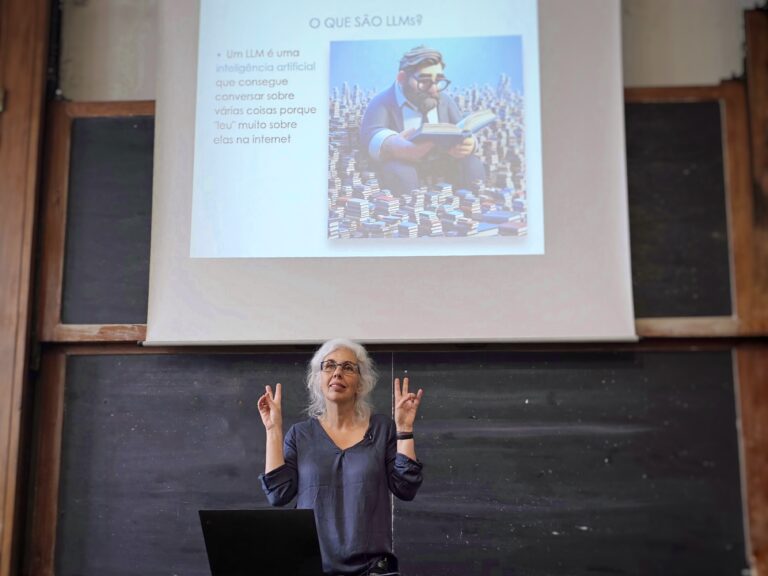 Luisa Coheur giving lecture about GPT